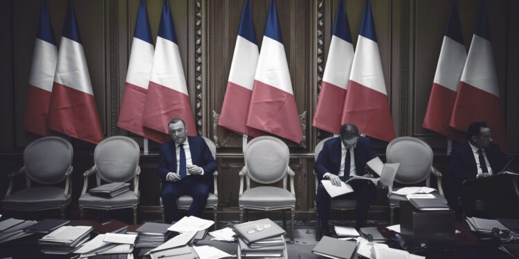 Réforme des Retraites en Péril : La Droite Menace de Quitter le Gouvernement - Viral Mag La réforme des retraites suscite des tensions au sein du gouvernement La droite menace de claquer la porte si le projet est suspendu Un ultimatum qui fragilise lexécutif   Viral Mag
