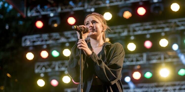 Survivante de l’Attaque du Festival Nova Représentera Israël à l’Eurovision - Viral Mag Une rescapée de lattentat du Hamas lors du festival Nova en Israël devenue symbole de résilience choisie pour représenter le pays à lEurovision   Viral Mag