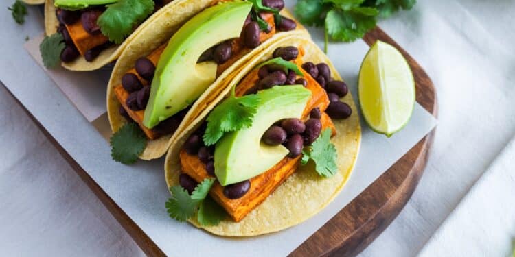 Découvrez la recette des tacos au tofu véganes une option délicieuse et saine qui séduit de plus en plus damateurs de cuisine végétarienne Facile à préparer chez soi en 30 minutes    Viral Mag