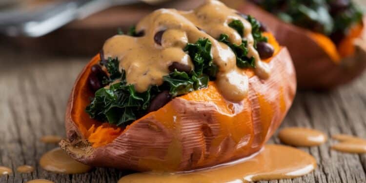 Découvrez une recette facile et savoureuse de patates douces farcies au kale et haricots noirs avec une sauce au houmous Un repas anti inflammatoire à adopter    Viral Mag