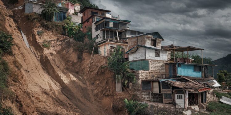 Vies suspendues à flanc de montagne à La Paz, Bolivie - Viral Mag Entre maisons effondrées et risques de glissements de terrain les habitants de La Paz en Bolivie affrontent chaque année la saison des pluies dans langoisse Viral Mag