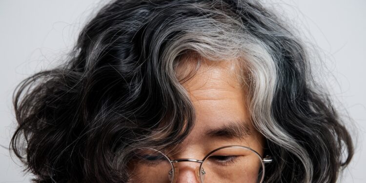 5 Conseils d’Experts pour Prévenir les Cheveux Gris - Viral Mag Découvrez les 5 meilleures astuces des experts pour garder une chevelure éclatante et retarder lapparition des cheveux gris Stress alimentation vitamines Viral Mag