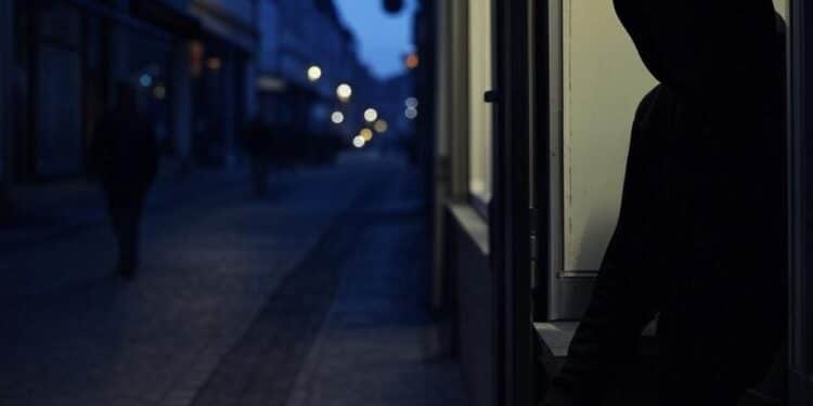 Attaque au Couteau en République Tchèque : Ce Que l’On Sait - Viral Mag Un adolescent de 16 ans tue deux femmes dans une boutique en République Tchèque Une attaque choquante au hasard qui soulève des questions Détails ici Viral Mag