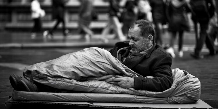 Dimitri, SDF depuis 9 mois : Un hiver glacial dans les rues de Paris - Viral Mag Plongez dans le quotidien de Dimitri SDF depuis 9 mois qui affronte son premier hiver dans le froid des rues parisiennes Un témoignage bouleversant   Viral Mag