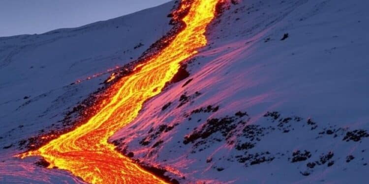 Etna : Selfies Dangereux Attirent les Randonneurs - Viral Mag Randonneurs imprudents bravent lEtna pour des selfies risqués avec lave et neige Les autorités en alerte    Viral Mag