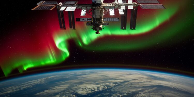 Des aurores boréales vertes et rouges dune beauté époustouflante ont été immortalisées depuis la Station Spatiale Internationale survolant le Canada   Viral Mag