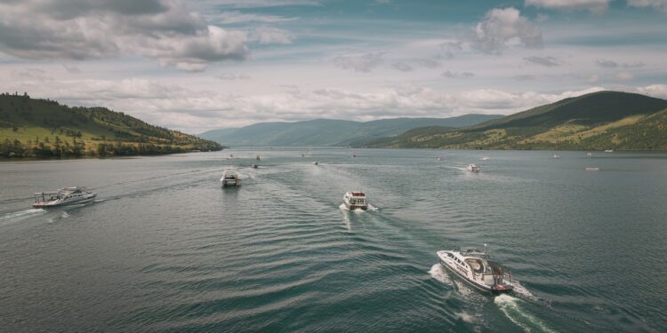 La navigation reprend sur le lac Kivu dans l’est de la RDC - Viral Mag Après une interruption due au conflit les bateaux ont repris la navigation sur le lac Kivu reliant Goma et Bukavu villes clés de lest de la RDC La reprise des échanges commerciaux soulage la population   Viral Mag