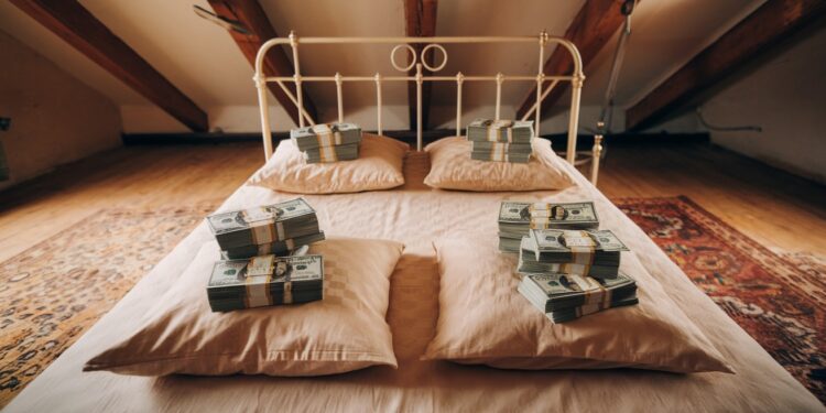 L’argent, le sujet le plus tabou au sein des couples français - Viral Mag Découvrez les secrets des couples français concernant largent Qui cache quoi  Comment règlent ils leurs comptes  Les réponses vous surprendront    Viral Mag