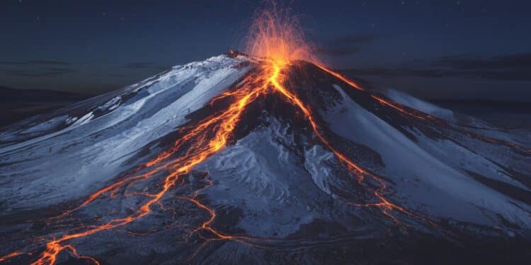 L’Etna Enneigé Offre Un Spectacle Époustouflant Lors De Son Éruption - Viral Mag Entre lave incandescente et neige immaculée lEtna en éruption offre des images à couper le souffle Découvrez ce phénomène rare et captivant    Viral Mag