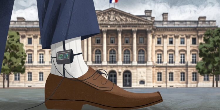 Découvrez lincroyable rebondissement dans laffaire Sarkozy  lex président porte désormais un bracelet électronique Une situation inédite en France    Viral Mag