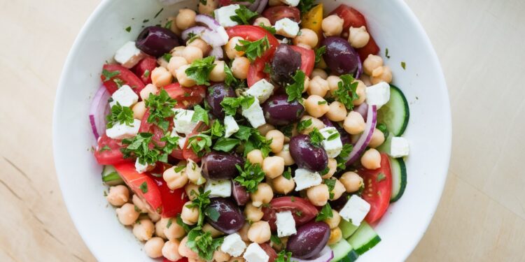 Découvrez la recette de la salade méditerranéenne aux pois chiches tomates concombre et feta Un plat léger savoureux et rempli de bienfaits nutritionnels Prêt en seulement 15 minutes    Viral Mag