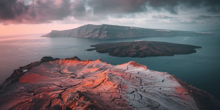 Séisme en Grèce : Santorin Secouée par des Tremblements de Terre - Viral Mag Découvrez limpact des dizaines de secousses sismiques qui ont ébranlé la région de Santorin en Grèce Les autorités lancent des recommandations aux habitants Viral Mag