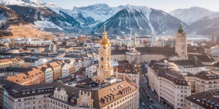 Top 9 des Incontournables à Découvrir lors d’un Séjour à Innsbruck - Viral Mag Explorez les merveilles dInnsbruck la capitale du Tyrol autrichien  Découvrez le top 9 des incontournables pour un séjour inoubliable entre histoire nature et traditions   Viral Mag