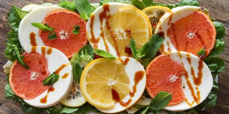 Une Salade Caprese aux Agrumes Ensoleillée pour l’Hiver - Viral Mag Giada De Laurentiis réinvente la salade Caprese avec des agrumes dhiver pour un plat éclatant de fraîcheur et de vitalité parfait pour illuminer vos repas de saison Viral Mag