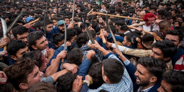 Violents affrontements entre étudiants au Bangladesh après la révolution - Viral Mag Plus de 150 étudiants blessés lors de heurts politiques sur un campus au Bangladesh Dissensions entre factions suite à la chute de lex Première ministre en août   Viral Mag