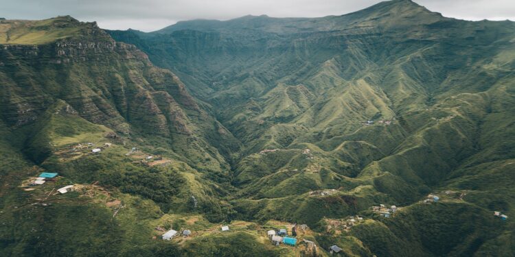 Découvrez la vie des Mafatais des Robinsons modernes vivant dans un cirque reculé de La Réunion entre nature préservée et contraintes du quotidien   Viral Mag