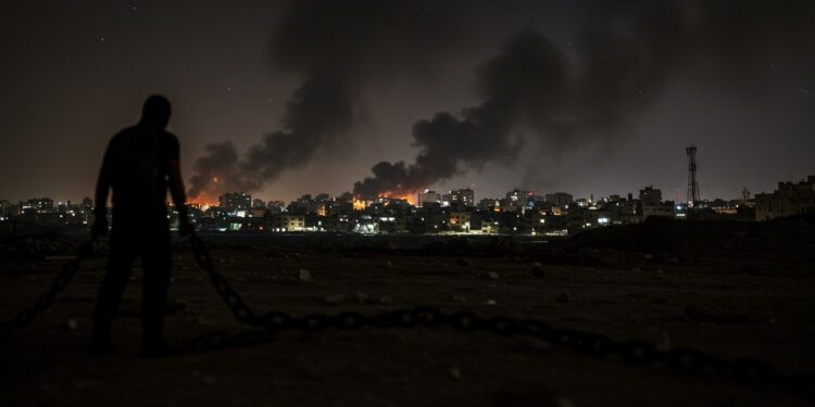 Gaza : Les Otages au Cœur du Conflit, Que Se Passe-t-il ? - Viral Mag Les proches dotages accusent le gouvernement de sacrifier des vies à Gaza Frappes intenses négociations en échec que devient leur sort Viral Mag