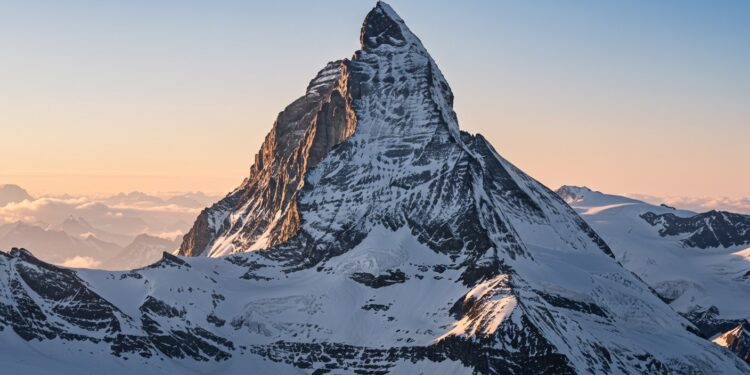 Alpinisme : Un Exploit Inédit Dans Les Alpes - Viral Mag Un alpiniste relève le défi de trois faces nord mythiques des Alpes en une semaine sans moteur avec une approche humaine Découvrez cet exploit unique   Viral Mag