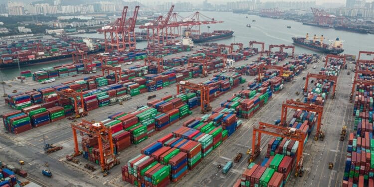 Chine : Exportations en Hausse Avant Surtaxes - Viral Mag Les exportations chinoises explosent avant les surtaxes américaines Quels impacts pour léconomie mondiale et la croissance chinoise en 2025 Viral Mag