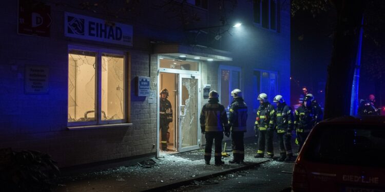 Crise Nocturne En Ehpad : Quand Les Secours Sont Bloqués - Viral Mag Urgence nocturne en Ehpad  pompiers bloqués à la porte Découvrez les failles administratives et leurs impacts sur les résidents Un récit saisissant   Viral Mag