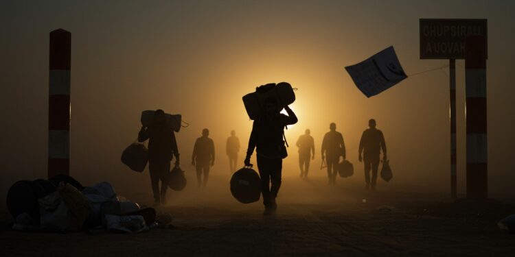 Expulsions Massives : Le Drame des Afghans au Pakistan - Viral Mag Découvrez le calvaire des Afghans expulsés du Pakistan violences familles séparées et crise humanitaire Que cache cette politique choc Viral Mag