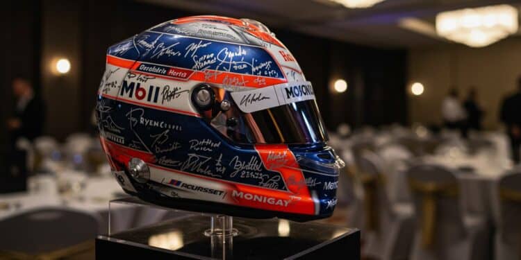 Michael Schumacher : Un Signe Émouvant pour la Charité - Viral Mag Un casque signé par Michael Schumacher pour une œuvre caritative fait sensation Découvrez ce geste rare et son impact sur la lutte contre la démence Viral Mag