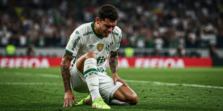 Neymar Blessé : Drame sur le Terrain Brésilien - Viral Mag Neymar star de Santos se blesse à nouveau à la cuisse et quitte le terrain en larmes Découvrez les détails de ce drame et son impact sur sa carrière   Viral Mag