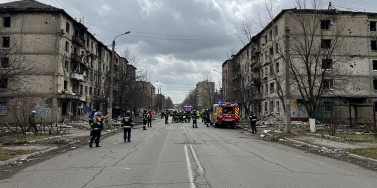 Soumy Bombardée : Réactions Mondiales et Enjeux - Viral Mag Le bombardement de Soumy choque le monde Leaders condamnent trêve incertaine Découvrez les enjeux et réactions internationales Viral Mag