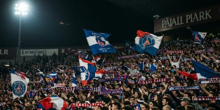 2200 fans parisiens dont 900 ultras envahissent Villa Park pour un match crucial Découvrez leur passion et lambiance électrisante    Viral Mag