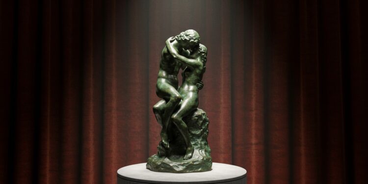 Un Bronze de Rodin Redécouvert aux Enchères - Viral Mag Un bronze rare du Baiser de Rodin estimé à 500 000 € sera vendu à Angers Découvrez son histoire fascinante et son parcours unique   Viral Mag