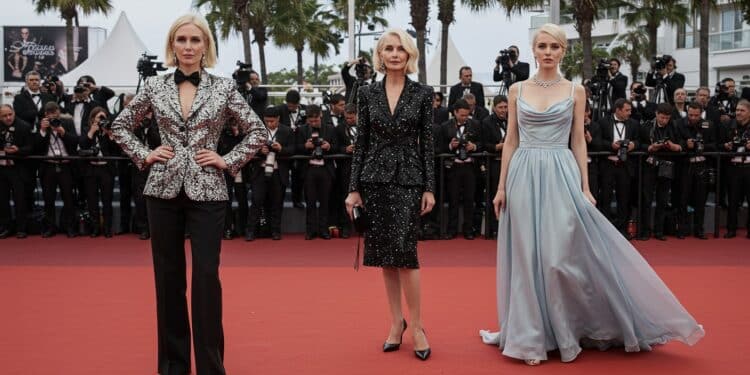 Cannes 2025 : Les Looks Éblouissants du Tapis Rouge - Viral Mag Découvrez les tenues iconiques de Cannes 2025 des robes glamour aux smokings audacieux Qui remporte la palme du style cette année Viral Mag