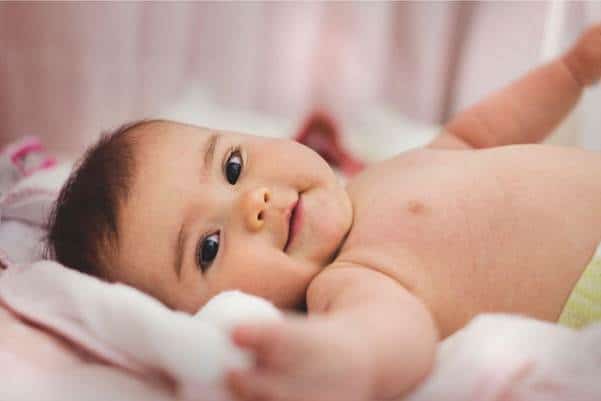 Bébé qui ne dort pas : Comment l’aider à trouver le sommeil ? - Viral Mag 26052025 Le sommeil dun nourrisson est un vrai défi Pour beaucoup de jeunes parents les nuits sont courtes les réveils fréquents et la fatigue saccumule vite Quand bébé refuse de dormir cest tout léquilibre familial qui peut vaciller Comprendre pourquoi un bébé ne dort pas savoir quoi faire comment réagir Ce sont des questions que tous Viral Mag