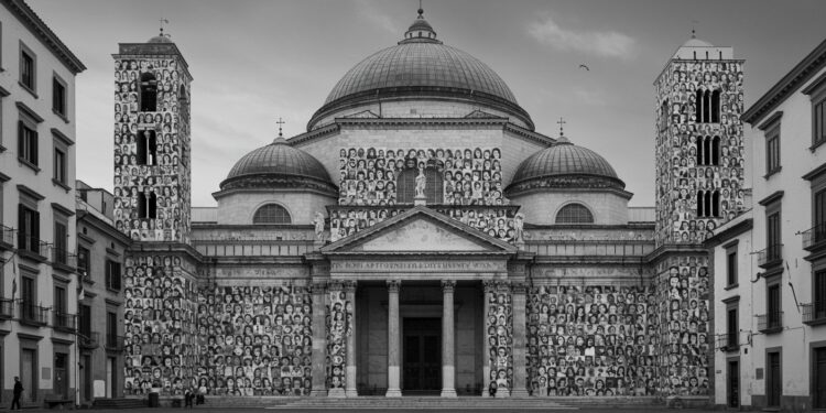 JR Transforme le Duomo de Naples : Polémique et Art - Viral Mag JR dévoile une fresque de 606 portraits sur le Duomo de Naples suscitant admiration et colère Découvrez cette œuvre audacieuse et ses controverses Viral Mag