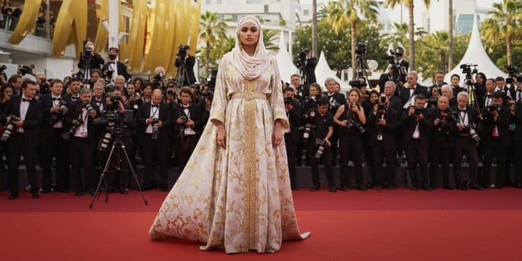Léna Situations fait débat à Cannes 2025 avec sa robe The Row Découvrez la polémique les critiques et sa réponse percutante sur la liberté vestimentaire   Viral Mag