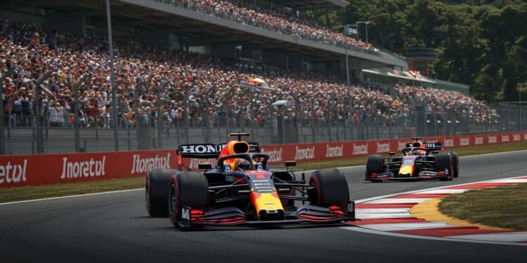 Max Verstappen Triomphe Au GP D’Émilie-Romagne - Viral Mag Max Verstappen domine le GP dÉmilie Romagne dépassant Piastri dès le 3e virage McLaren sur le podium Ferrari déçoit Toute lanalyse Viral Mag