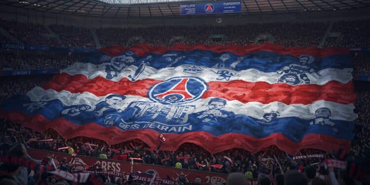 Un tifo spectaculaire des ultras parisiens a enflammé le Parc des Princes lors de PSG Arsenal en Ligue des champions Découvrez les secrets de cette œuvre unique   Viral Mag
