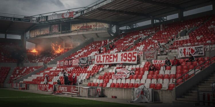 Reims : Les Ultras Boycottent le Barrage Contre Metz - Viral Mag Les ultras de Reims boycottent le barrage aller face à Metz Découvrez les raisons de cette décision choc et ses implications pour le club en Ligue 1 Viral Mag