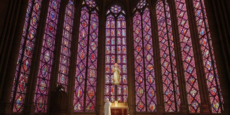 Découvrez les nouveaux vitraux contemporains de Notre Dame signés Claire Tabouret et le débat quils suscitent Une œuvre audacieuse à voir en décembre    Viral Mag