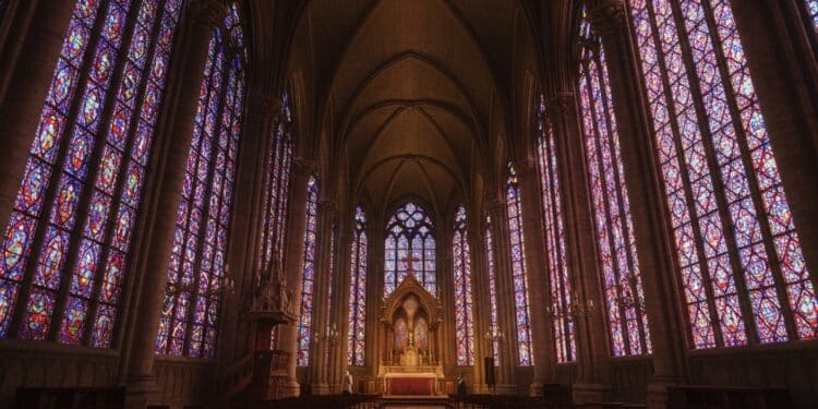 Vitraux Modernes à Notre-Dame : Polémique et Patrimoine - Viral Mag Les vitraux contemporains de Notre Dame suscitent le débat Découvrez le projet ses enjeux et la préservation du patrimoine   Viral Mag