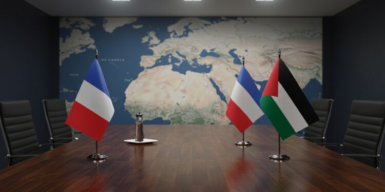 France et Palestine : Un Tournant Diplomatique - Viral Mag Pourquoi la France reconnaît elle un État palestinien  Découvrez les enjeux diplomatiques et les ambitions de Paris pour la paix au Moyen Orient   Viral Mag