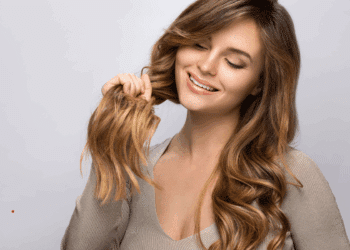 Sublimez vos cheveux au naturel : adoptez une routine capillaire équilibrée et minimaliste