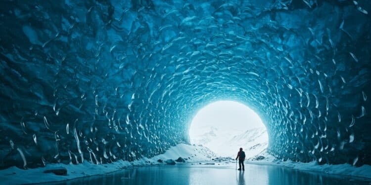 Explorer Les Grottes De Glace En Islande : Guide Complet - Viral Mag Découvrez les grottes de glace en Islande  tarifs meilleures périodes et conseils pour une aventure inoubliable dans des paysages glaciaires uniques   Viral Mag