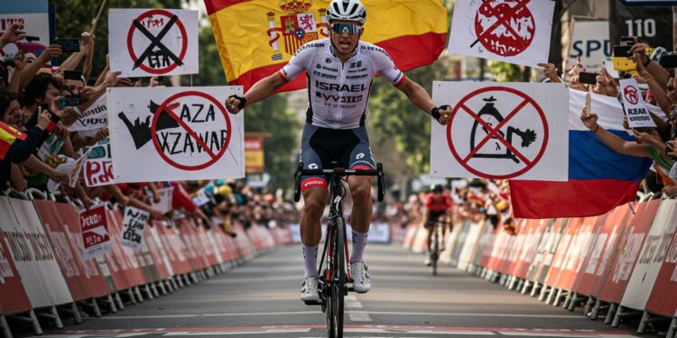Gouvernement Espagnol Propose Sanctions Israël Sport - Viral Mag Le gouvernement espagnol appelle à sanctionner les équipes israéliennes comme les russes après linvasion ukrainienne au milieu des tensions à Gaza et des manifestations lors de la Vuelta a España Viral Mag