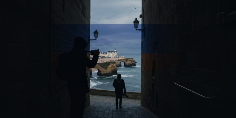 Complot Russe Déjoué : Menace sur un Dissident en France - Viral Mag 17102025 Quatre hommes arrêtés à Paris pour un complot contre un dissident russe à Biarritz Qui est la cible et comment la France a t elle réagi Lisez pour découvrir Viral Mag