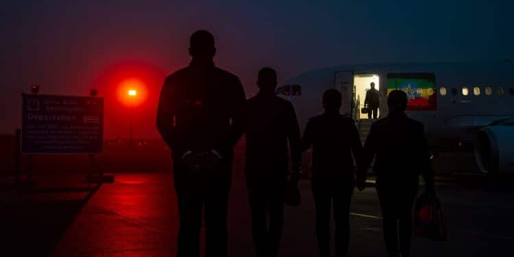 Découvrez laffaire choc dun demandeur dasile éthiopien libéré par erreur puis expulséAnalysant la requête  La demande porte sur la génération dun article de blog en français basé sur un article dactualité concernant lexpulsion dun demandeur dasile éthiopien du Royaume Uni après une libération par erreur de prison Erreur judiciaire manifestations et coûts exorbitants de lhébergement en hôtels au Royaume Uni   Viral Mag