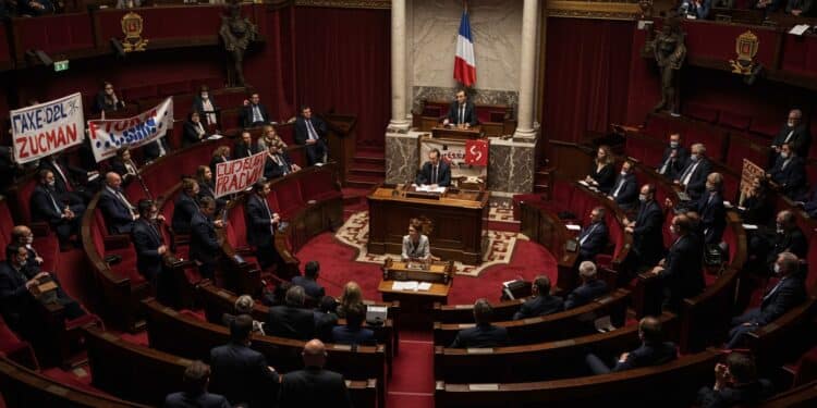 Rejet Choc de la Taxe Zucman par les Députés - Viral Mag Découvrez le rejet fracassant de la taxe Zucman à lAssemblée Colère de la gauche concessions du Premier ministre et réactions vives Analyse complète des enjeux fiscaux brûlants   Viral Mag