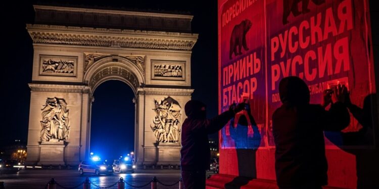 Découvrez lincroyable affaire despionnage économique et dingérence russe à Paris  affiches prorusses sur lArc de Triomphe association humanitaire de façade et trois personnes en prison   Viral Mag