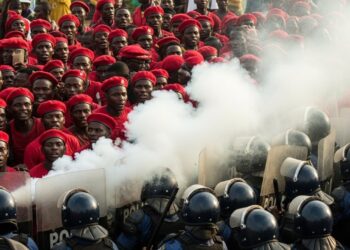 Drame en Ouganda  un civil tué par la police lors dun meeting de lopposant Bobi Wine à quelques semaines des élections Tension maximale avant le scrutin de janvier   Viral Mag