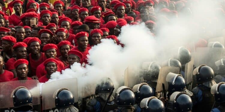 Drame en Ouganda  un civil tué par la police lors dun meeting de lopposant Bobi Wine à quelques semaines des élections Tension maximale avant le scrutin de janvier   Viral Mag