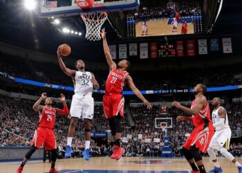 Découvrez comment des militants écologistes ont bloqué le plus grand port charbonnier dAustralie forçant deux navires à faire demi tour 32 arrestations hélicoptères et banderoles  récit complet dun week end sous haute tension climatique   Viral Mag